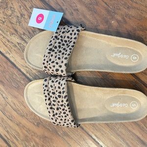 Girls' Selma Leopard Print Slip-On Footbed
Sandals - Cat & Jack girl size 5
